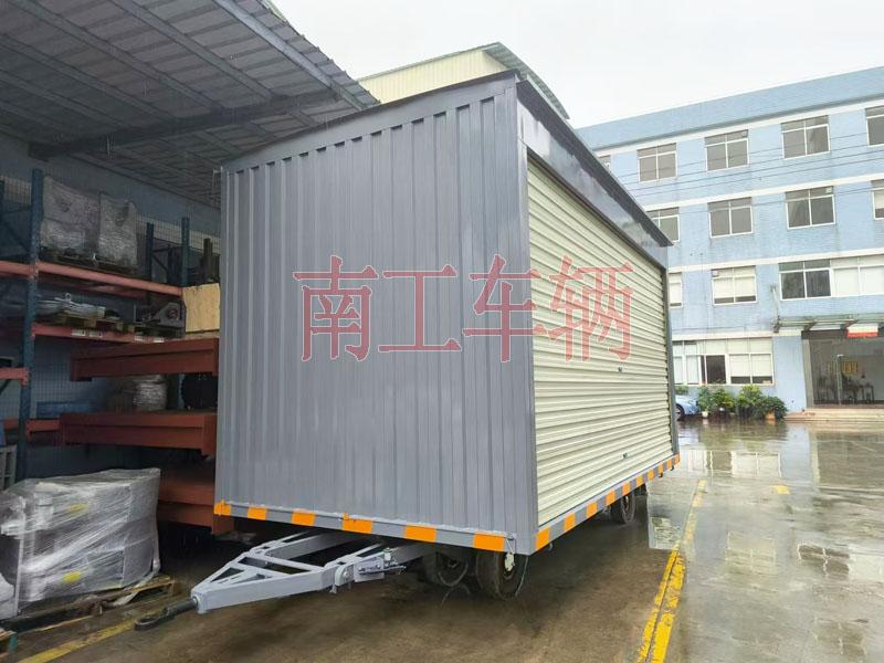 10吨箱式Bsports·必一体育(中国)官方网站_Bsports必一体育官方网站两侧带卷帘门 牵引雨篷拖车